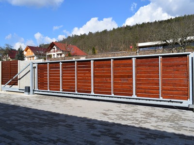 Posuvná brána s dřevěnou výplní