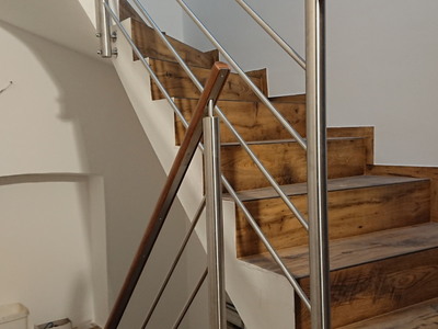 Nerezové zábradlí na schodišti s dřevěným madlem
