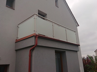 Nerezové zábradlí balkonu s mléčným bezpečnostním sklem
