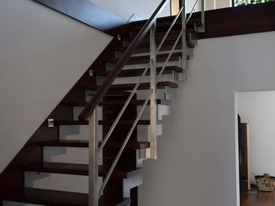 Nerezové schodišťové zábradlí s dřevěným madlem