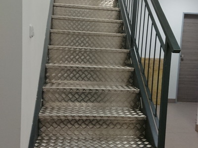 Celokovové schodiště s nášlapy z hliníkového plechu