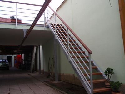 Venkovní schodiště s dřevěnými nášlapy