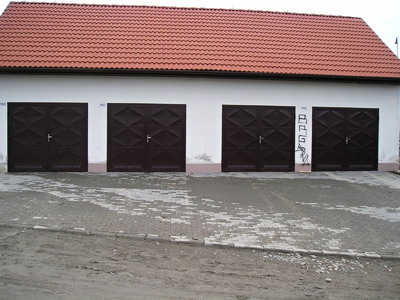 Garážová vrata na garážovém domě