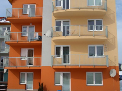 Balkonové zábradlí na bytovém domě