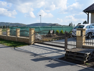 Samonosná posuvná brána se vstupní brankou a plotem