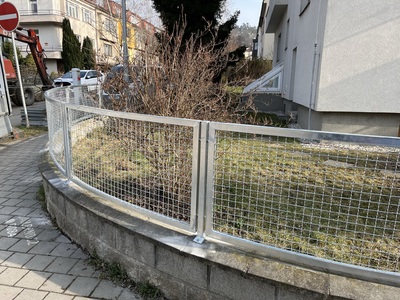 realizace pozinkovaných plotových rámu s krepovou výplní  