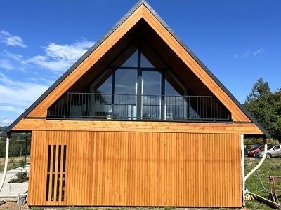 lakované zábradlí v lodžii rodinného domu