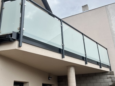 konstrukce zábradlí balkonu se skleněnou výplní