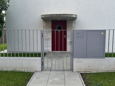 vstupní lakovaná branka s integrovanou schránkou ve skřínce plynoměru