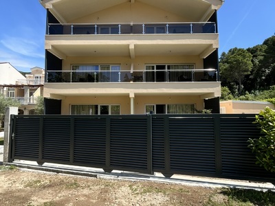 zhotovení pojezdových bran k apartmánovému domu