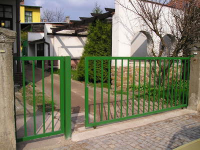 Posuvná brána s brankou