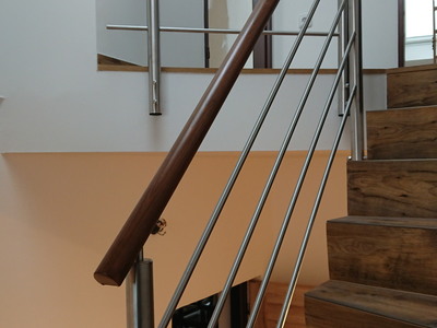 Nerezové zábradlí na schodišti a galerii s dřevěným madlem