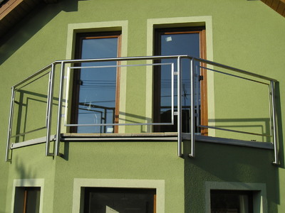 Nerezové zábradlí balkonu s přípravou na skleněnou výplň